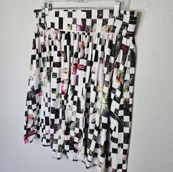 Patterned Women's Skirt - Picture 2 of 9